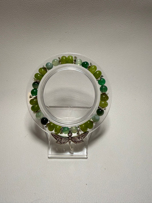 Grünes Perlenarmband mit Libelle