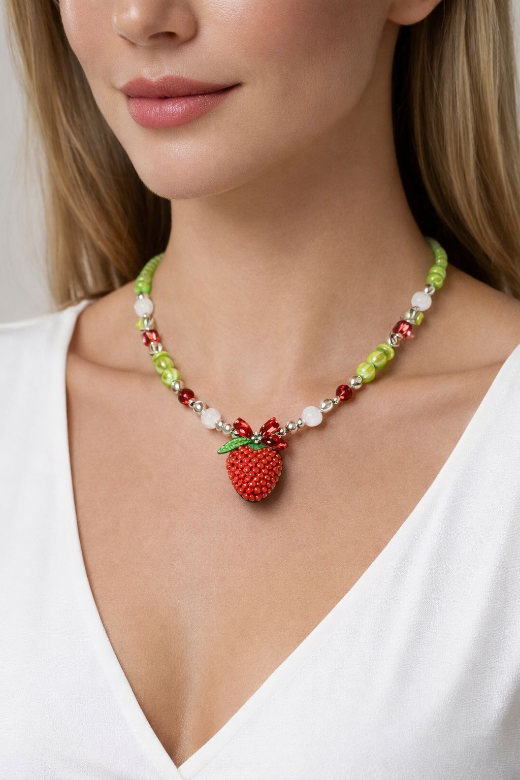 Handgefertigte Himbeer-Halskette mit Glasperlen – Verspielter Frucht-Schmuck in Rot & Grün