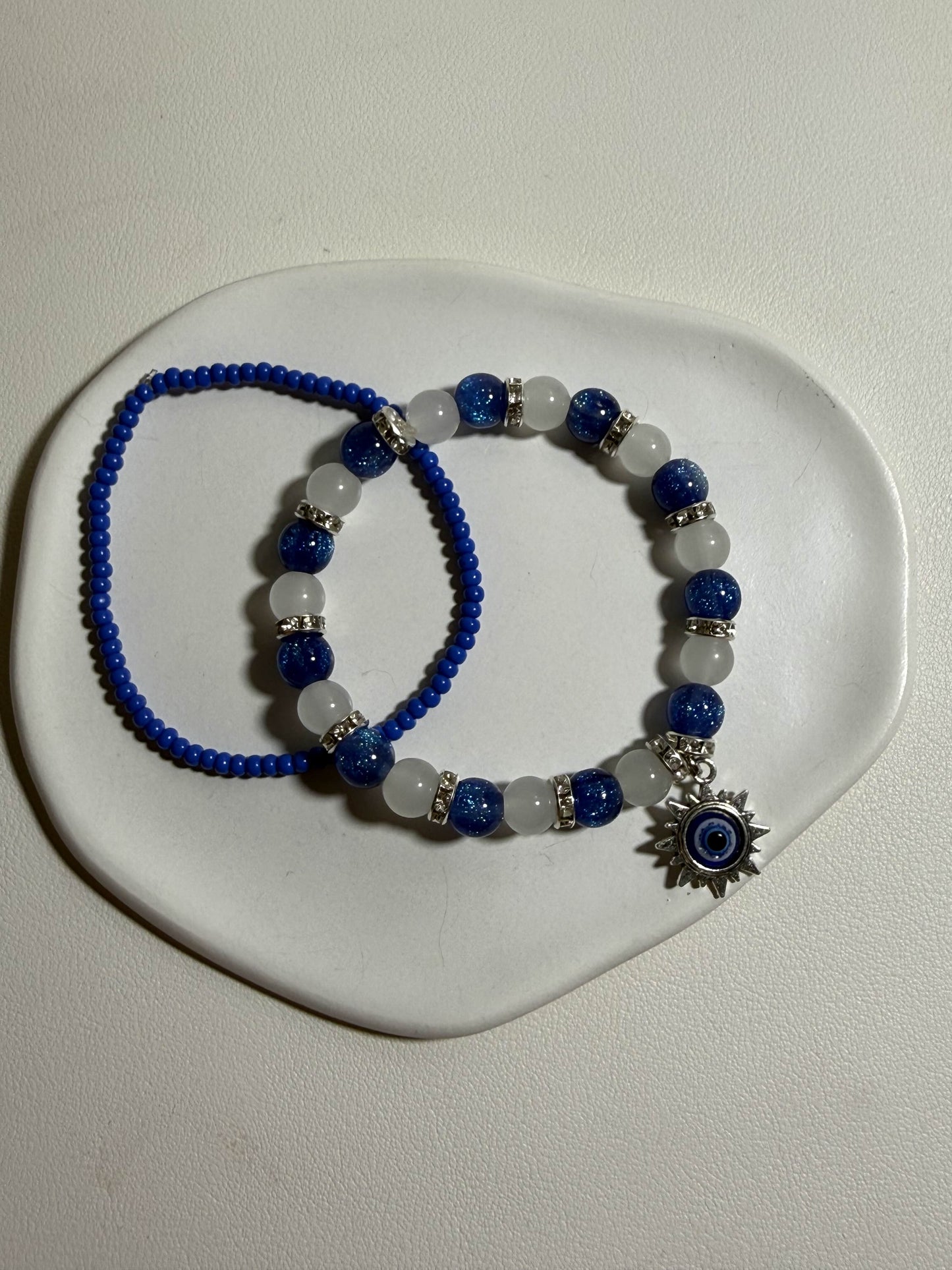 Blaue Schutzschmuck-Kollektion „Auge des Meeres“